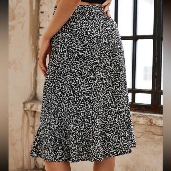 High Waist Ditsy Floral Skirt - Picture 3 of 6